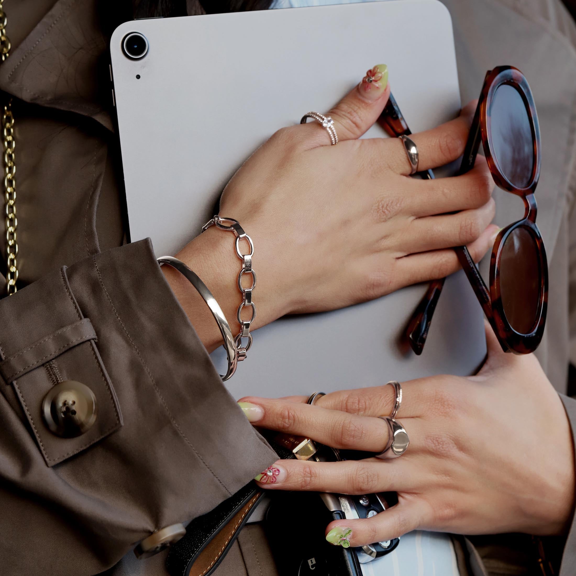 Rina Simple Band Bangle On Model 3 - Silver